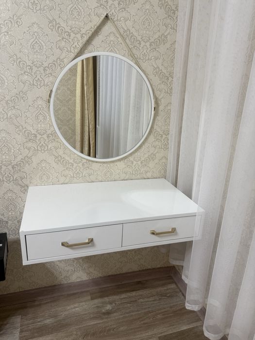 Продам туалетный столик  с зеркалом