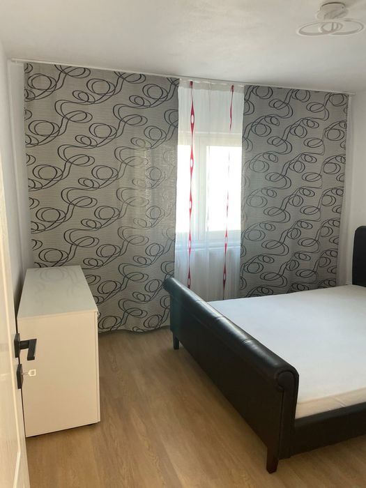 Apartament cu 3 camere  de închiriat