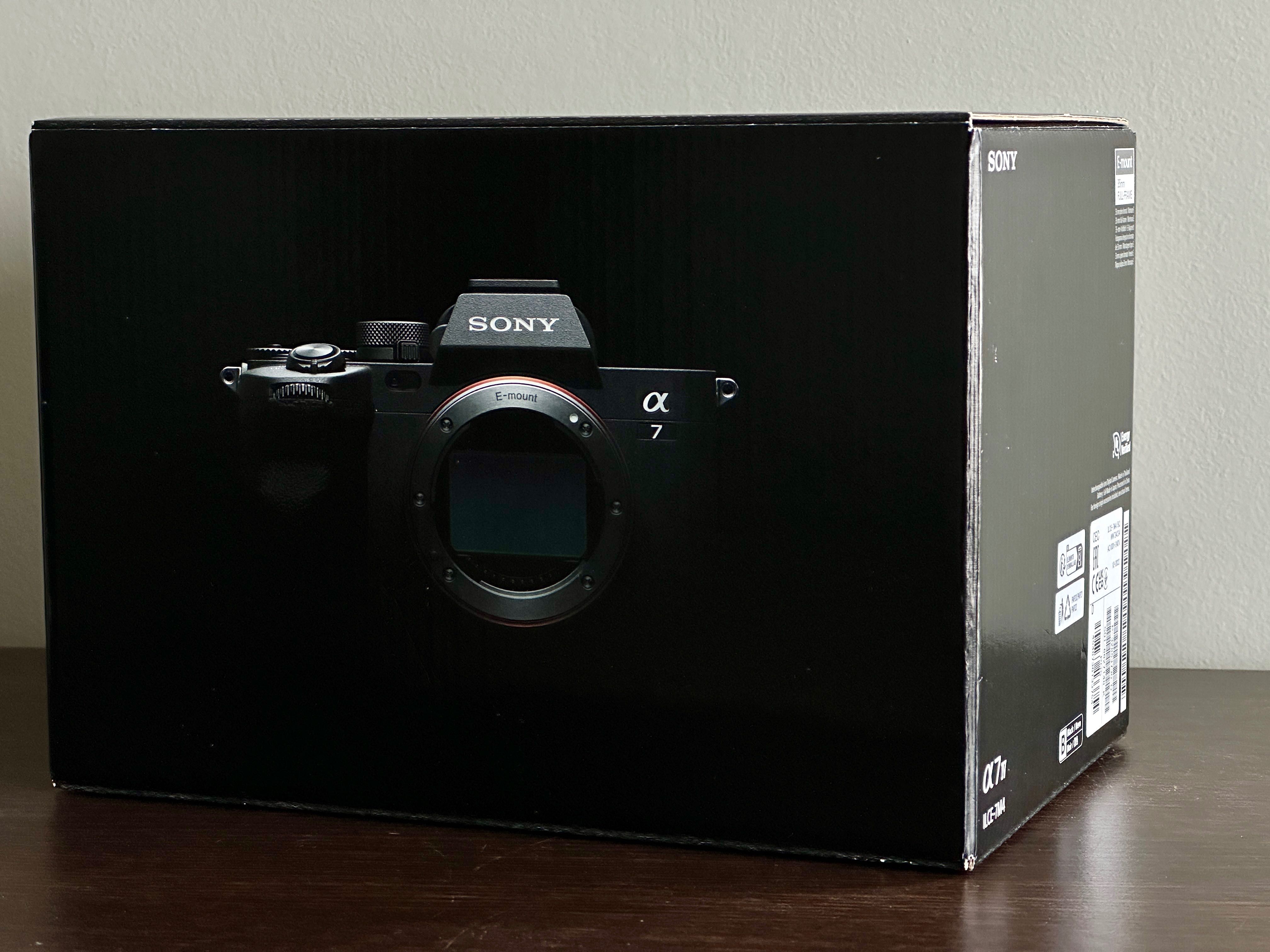 Продавам фотоапарат Sony A7 IV с 3 години гаранция