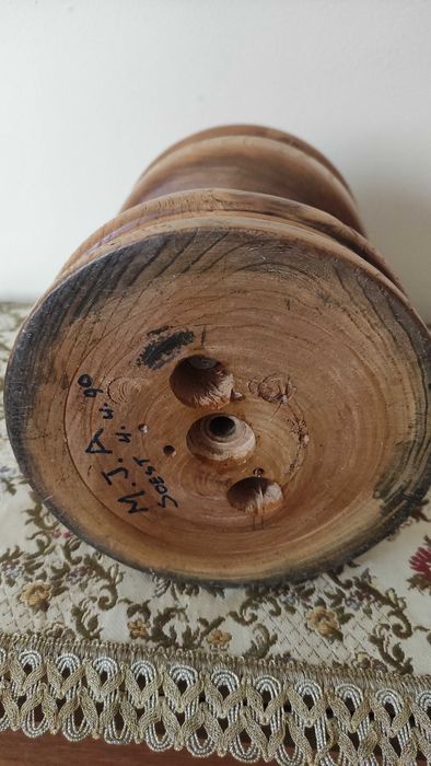 Огромен тежък стар свещник от масивно дърво подсилен с метал