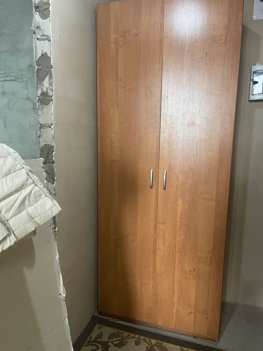 Шкаф плательный в отличном состоянии 2 м на 1 м  двустворчатый
