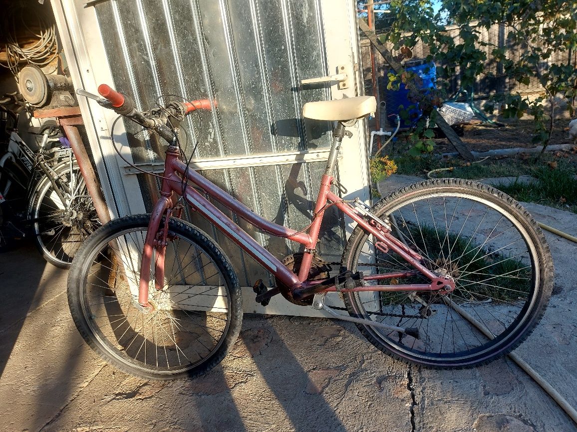 bicicleta roz în stare bună