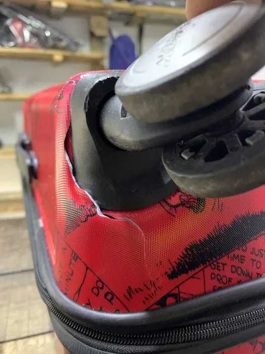 Ремонт чемоданов любой сложности , чистка и покраска