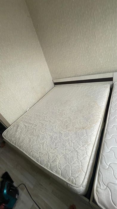 Продается большая кровать по низкой цене, в хорошем состоянии.
