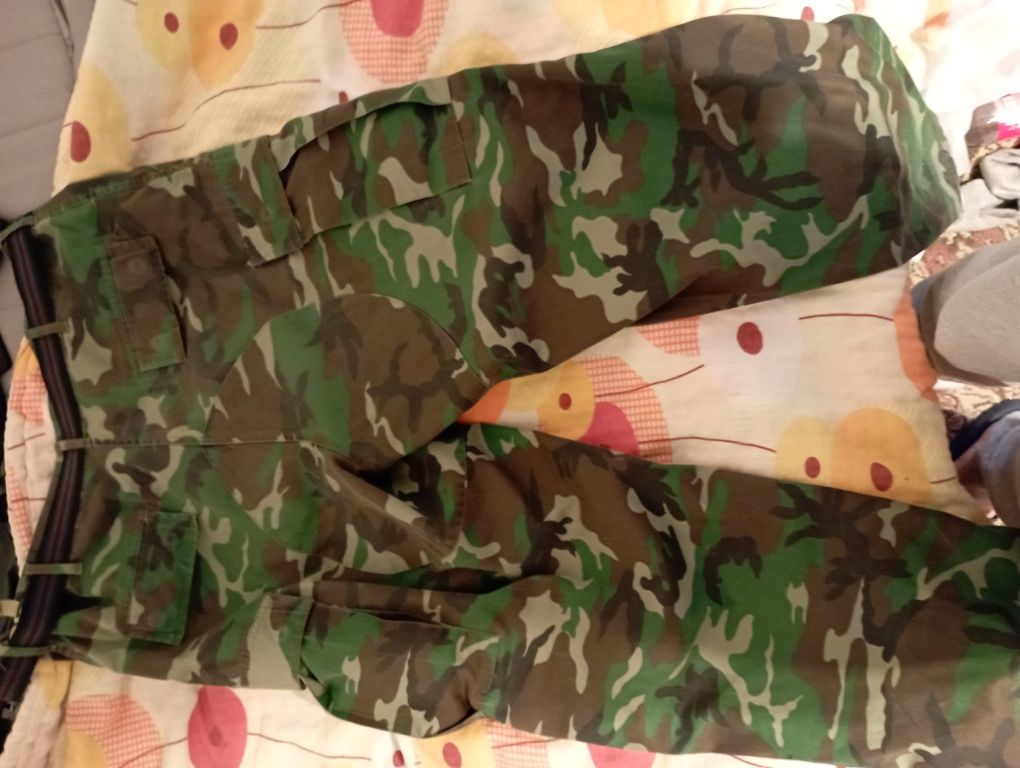 Pantaloni camuflaj