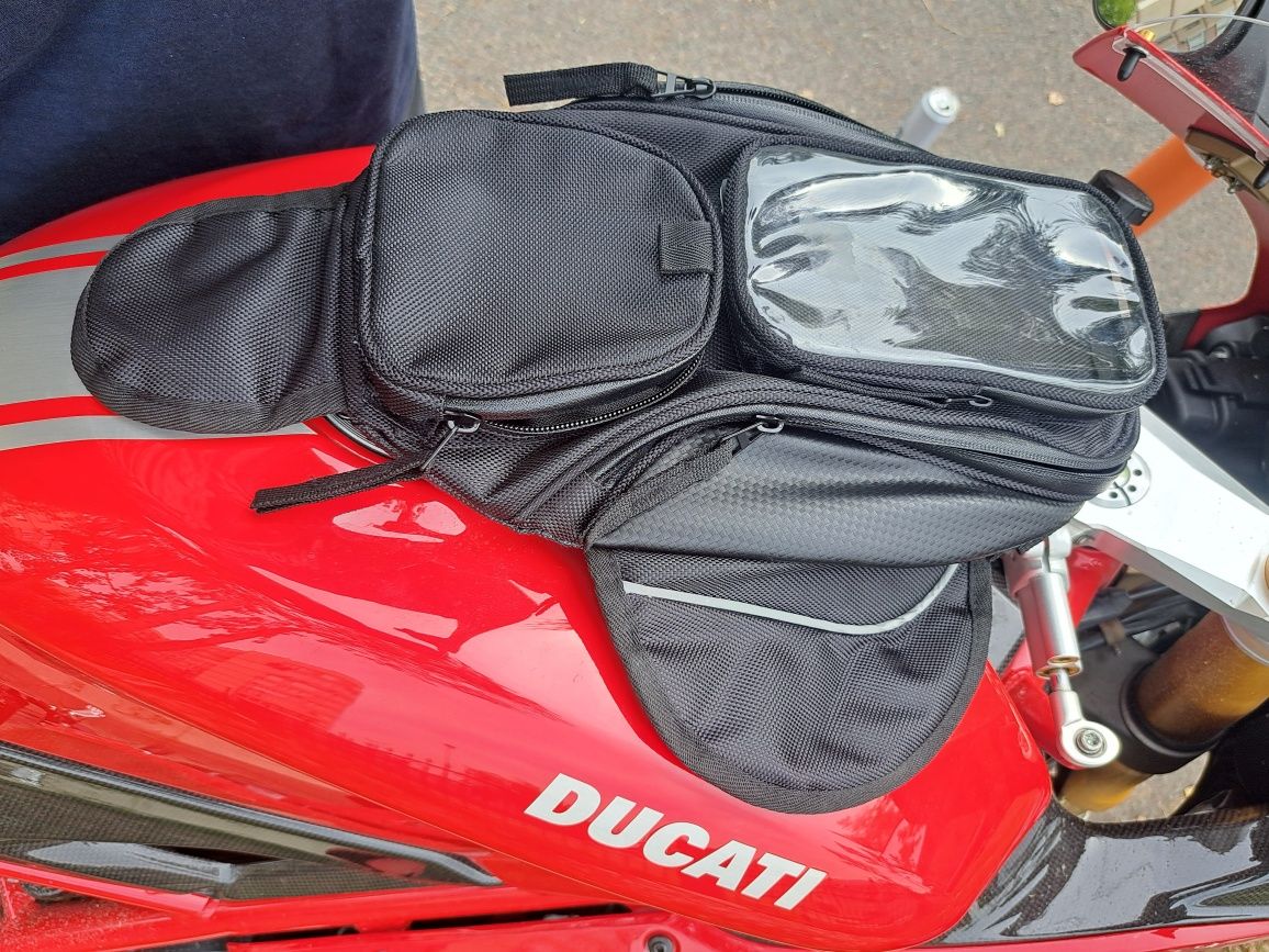 Мото сумка , устанавливается на бак мотоцикла. Переносная.На магнитах.