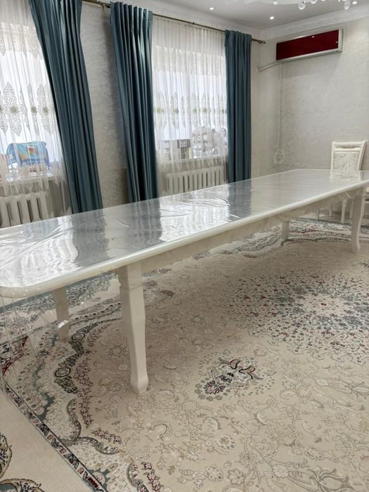 Продаётся гостиный стол срочно для 24 человек