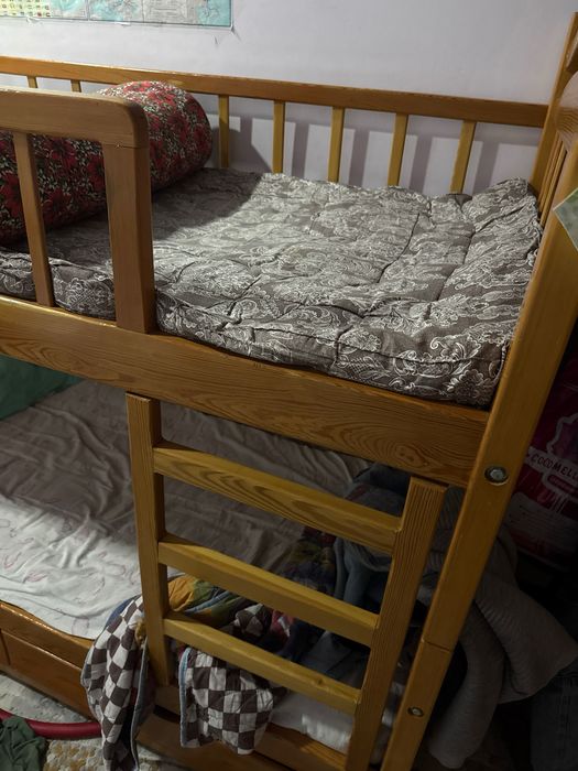 Двухяърусная кровать, можно поставить по отдельности