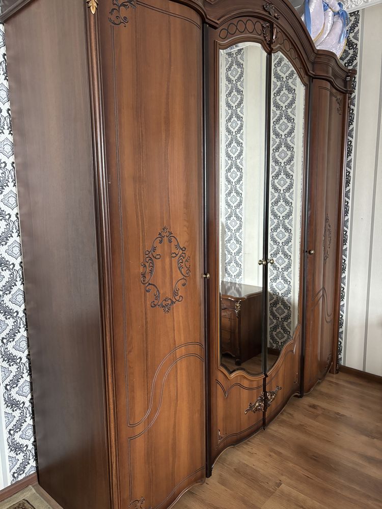 Продаю двухспальную гарнитуру в отличном состоянии.