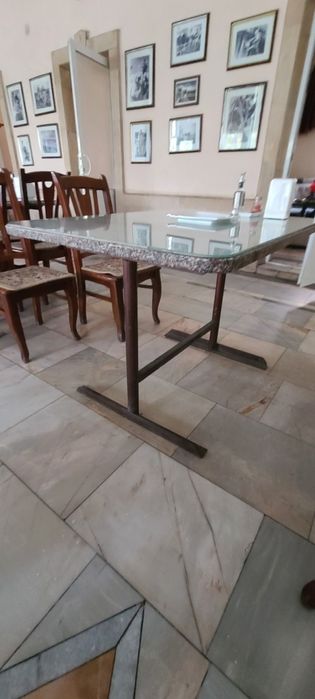 От кафе стоял и стуля