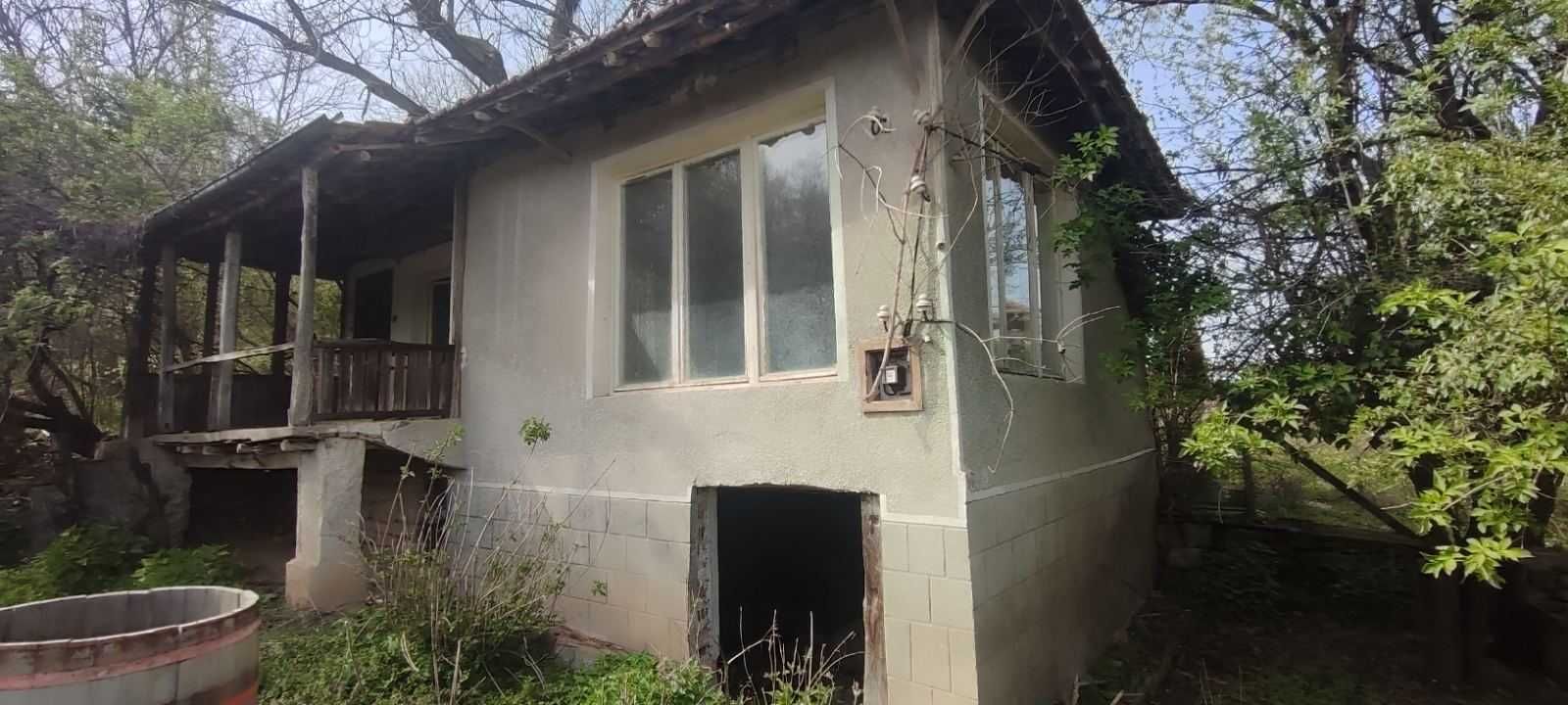 Двор със стара къща с. Радовене, обл. Враца