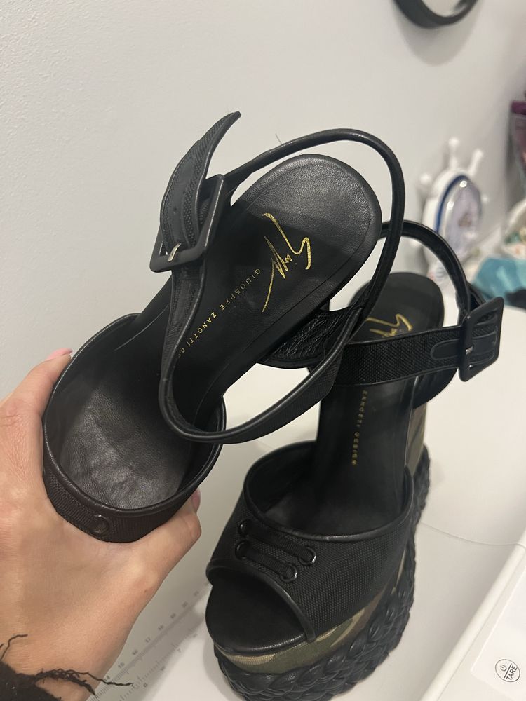 Сандали с платформа - Giuseppe Zanotti