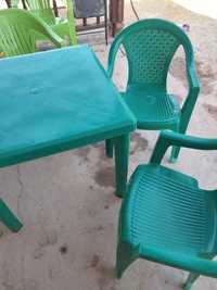 Пластиковые стол и стулья