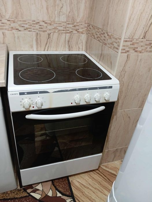 Готварска печка (фурна) с керамични котлони Crown