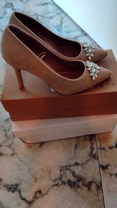 Бежови елегантни велурени обувки