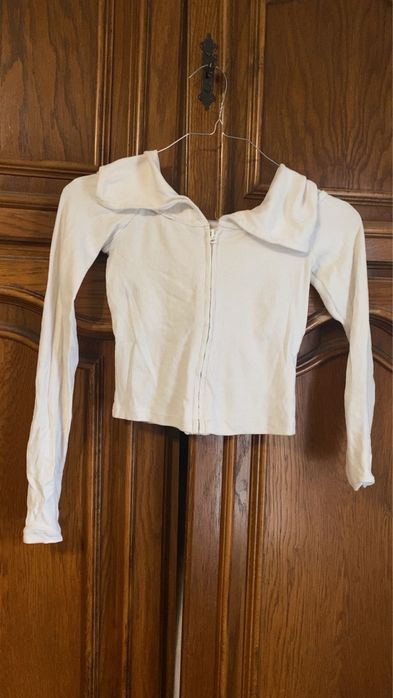 Bluza alba cu mâneci lungi cu un guler in jurul gatului