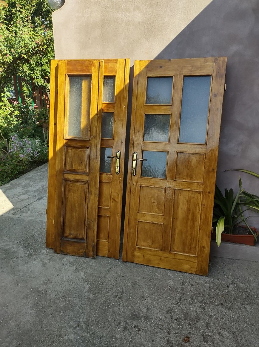 Vând două uși lemn masiv pentru exterior