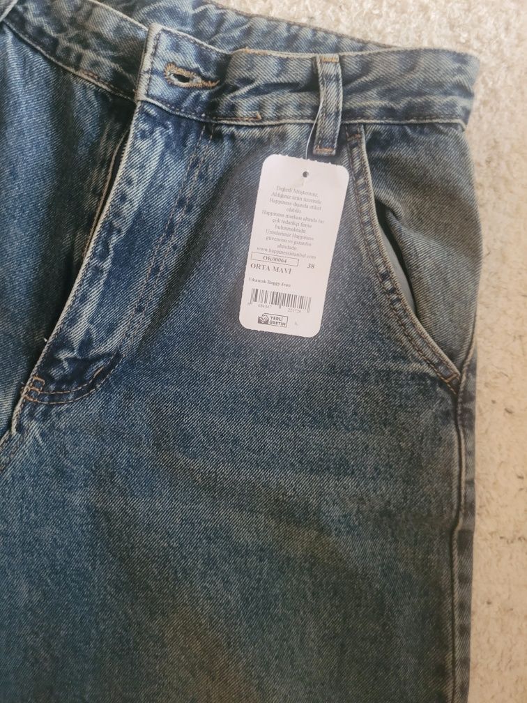 Blugi noi cu eticheta