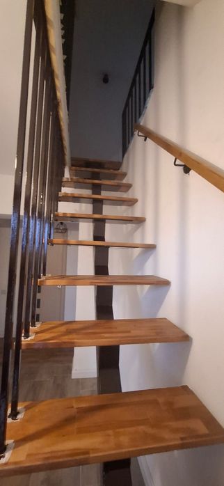 Vindem scări interior de lemn