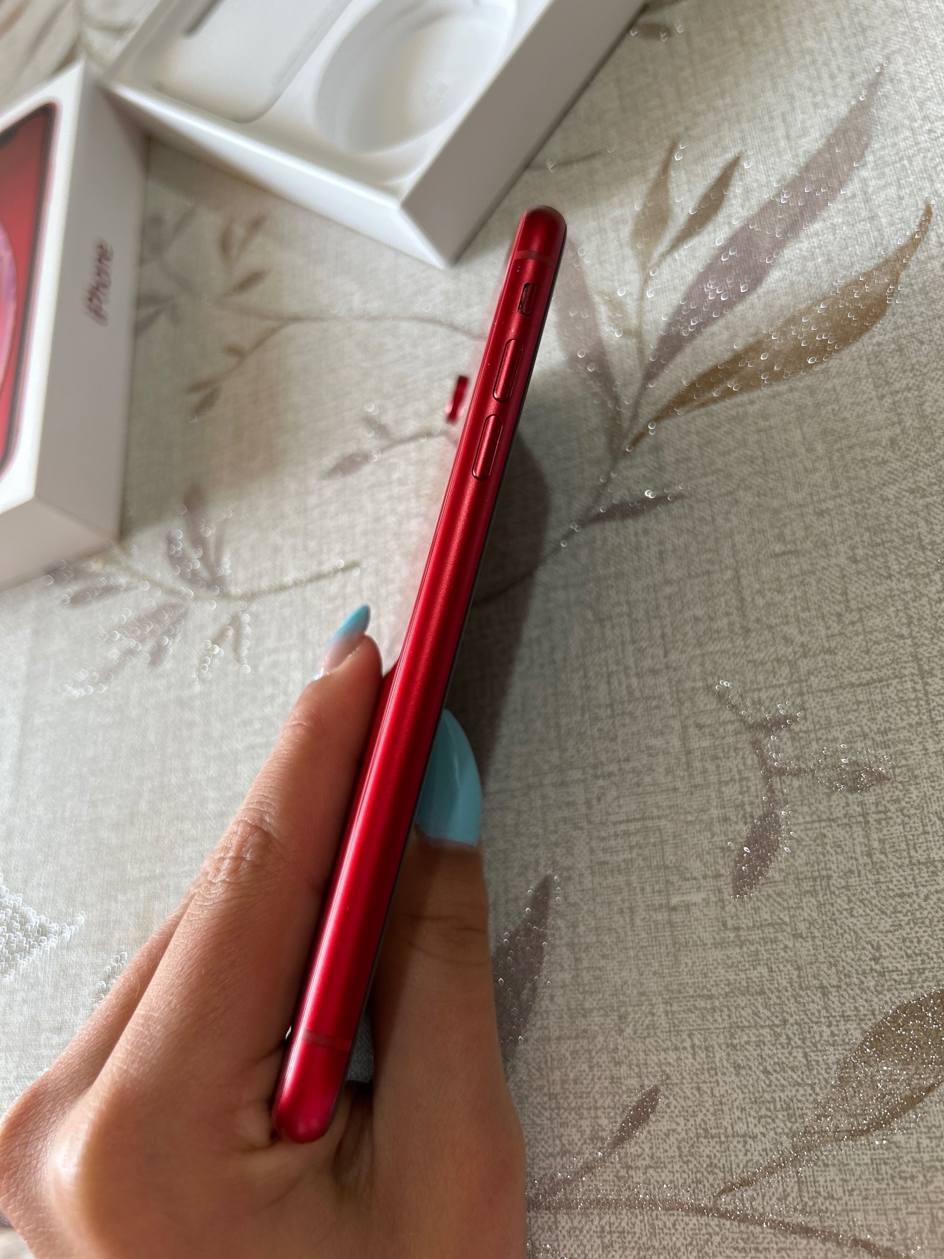 iPhone XR с кутия