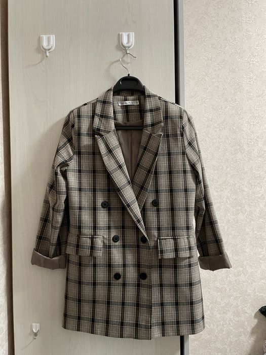 Продам костюм в клетку в коричневом оттенке