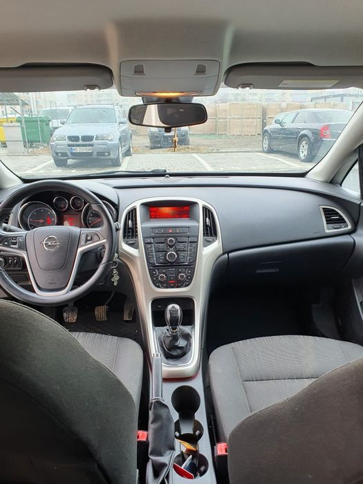 Vând Opel Astra J 2011