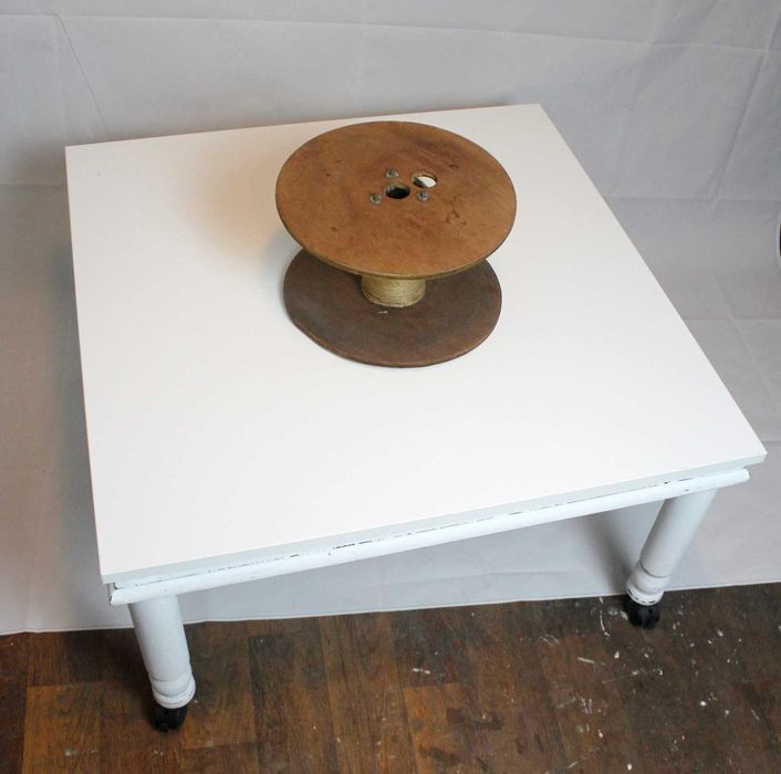 Холна масичка бяла