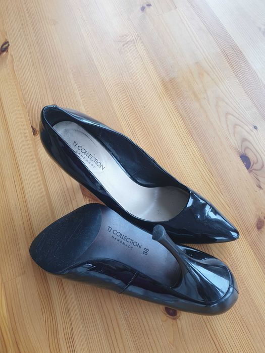 Елегантни черни лачени дамски обувки на висок ток TJ Collection.