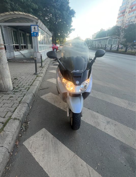 Piaggio x8 125 cc se conduce cu categoria B