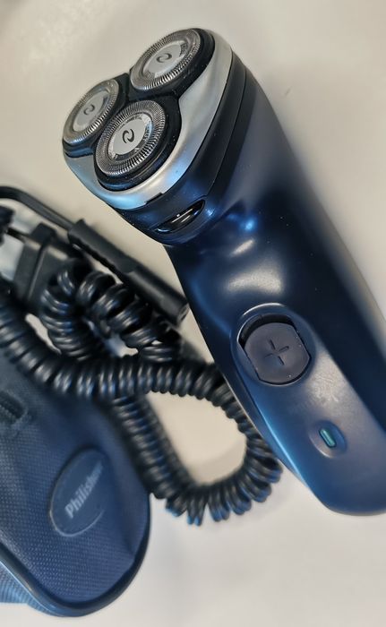 Aparate de ras barbierit Philips si Remington