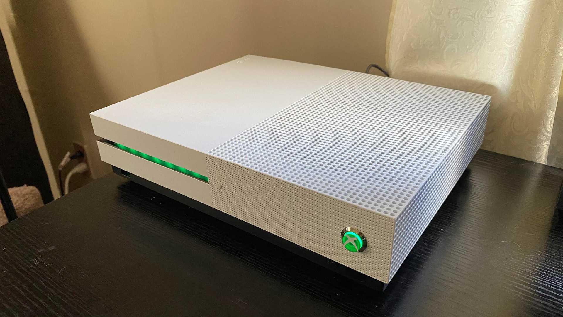 Конзола  Xbox ONE S ,1 TB   ,2 контролера ,2г Гаранция ,Бяла