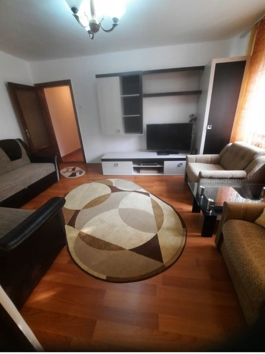 Închiriez apartament cu 2 camere