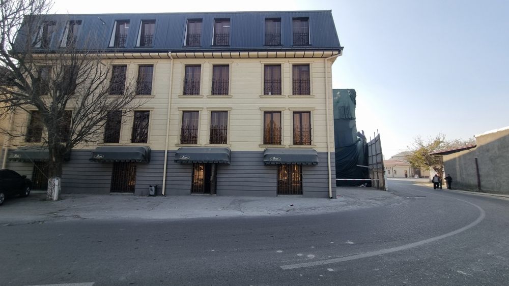 Шахар марказида 3х хоналик под бизнес квартира сотилади 1 этаж.