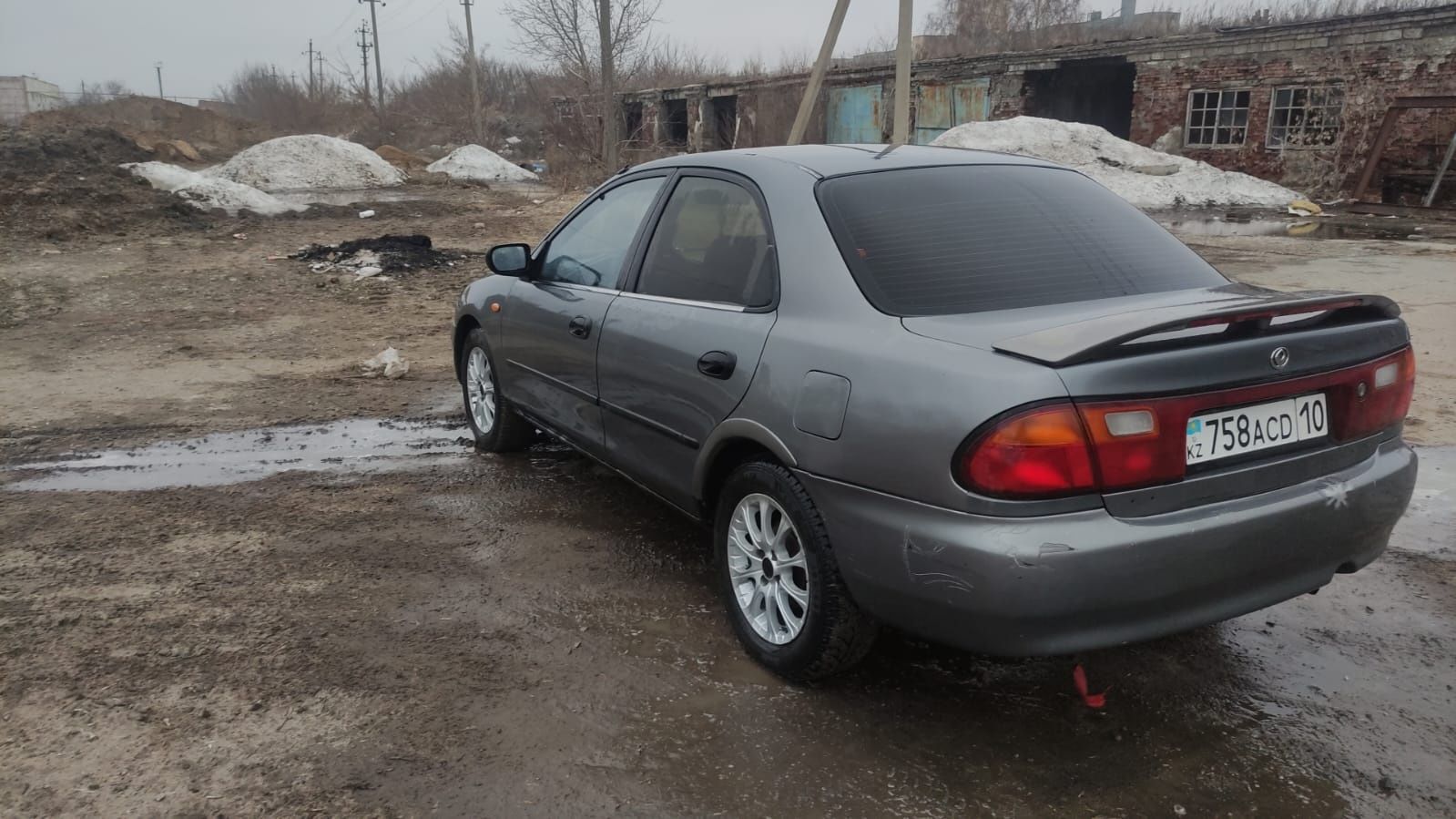 Продам машину Mazda 323