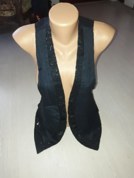 Vestuta cu paiete model 4