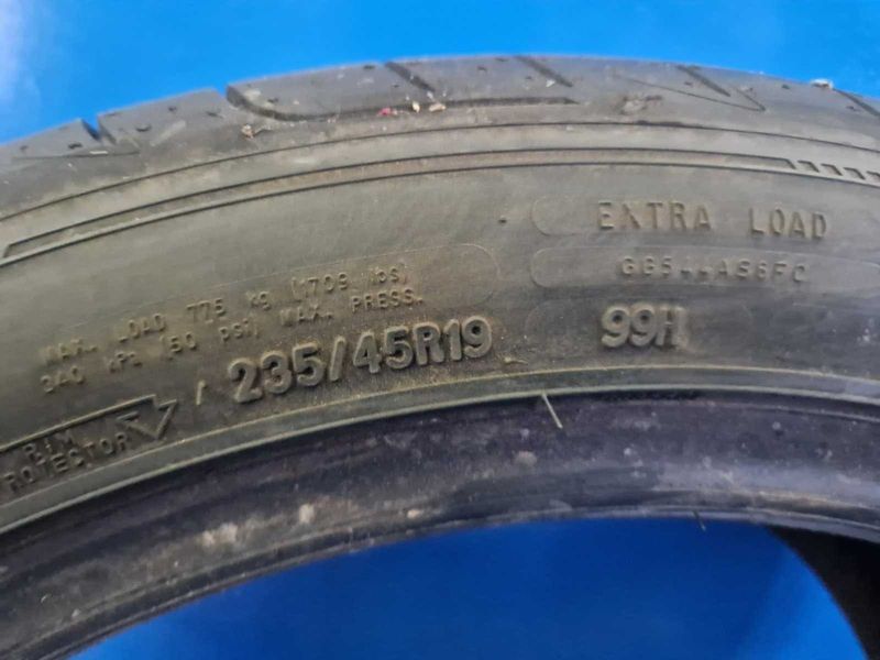 1х Goodyear R19 235/45
лятна гума DOT0922