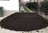Pământ negru vegetal și gunoi de grajd
