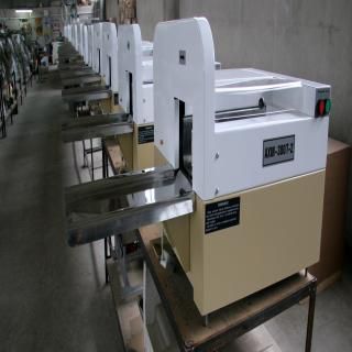 1.Машина за рязане на хляб хлебонарезната машина АХМ-300Т служи за на