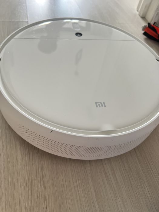 Продам пылесос Xiaomi Mi Robot Vacuum-Mop белый