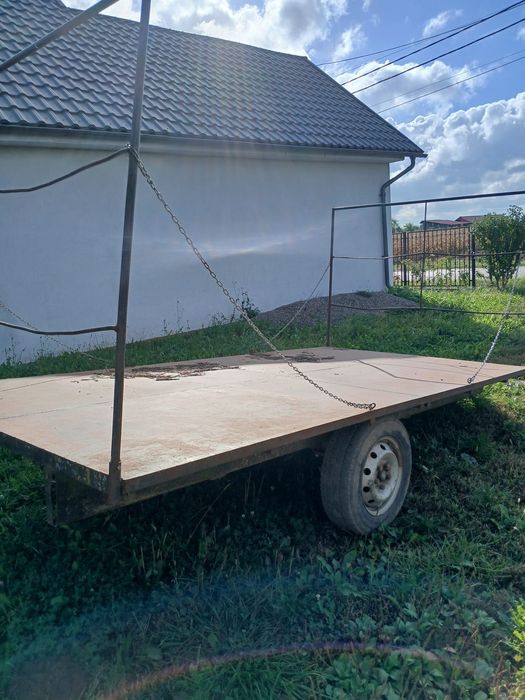 Vând remorcă pentru baloți