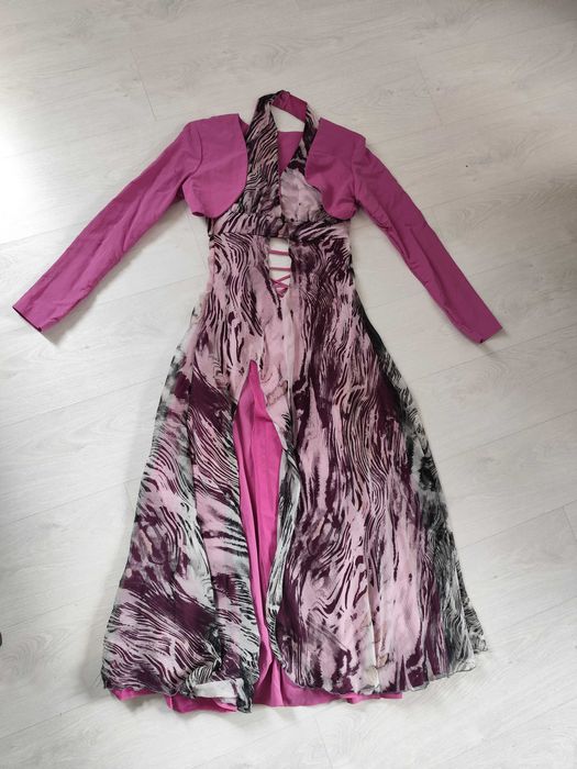 Рокля с гол гръб и ръкави