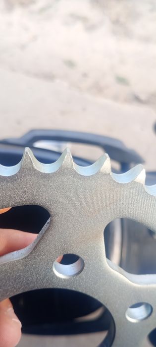 Vând pinion spate