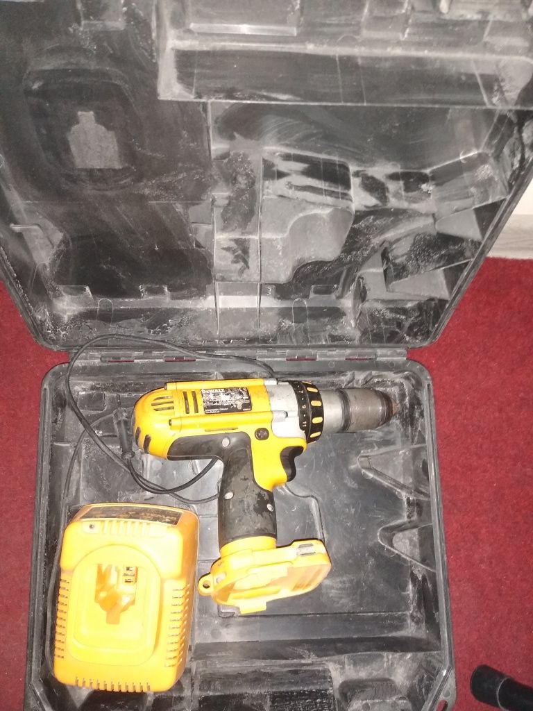 Dewalt masina gaurit fara baterie.