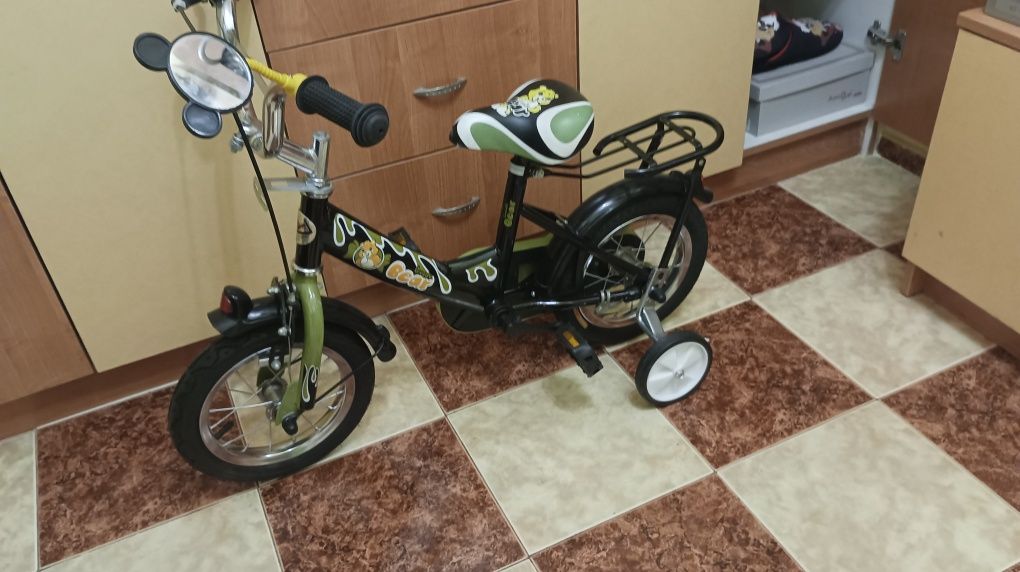 Продавам нов детски велосипед с нови помощни колела
