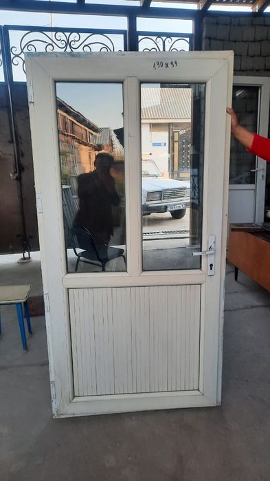 Продаются двери Б/У белые и коричневые, пластиковые