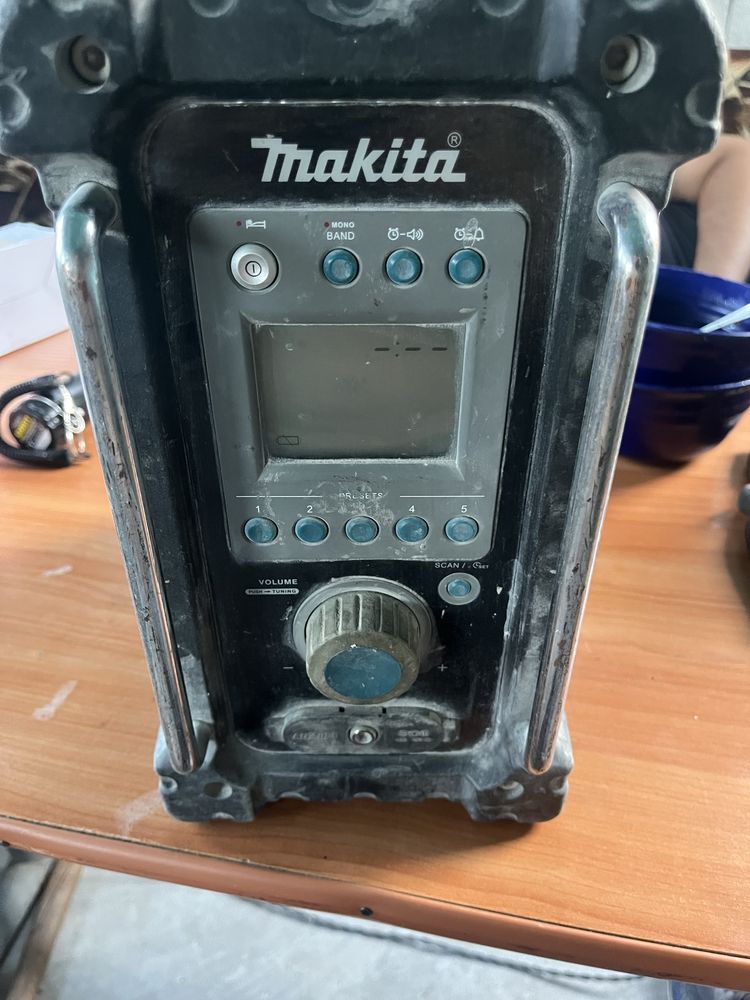 Продавам радио Макита
