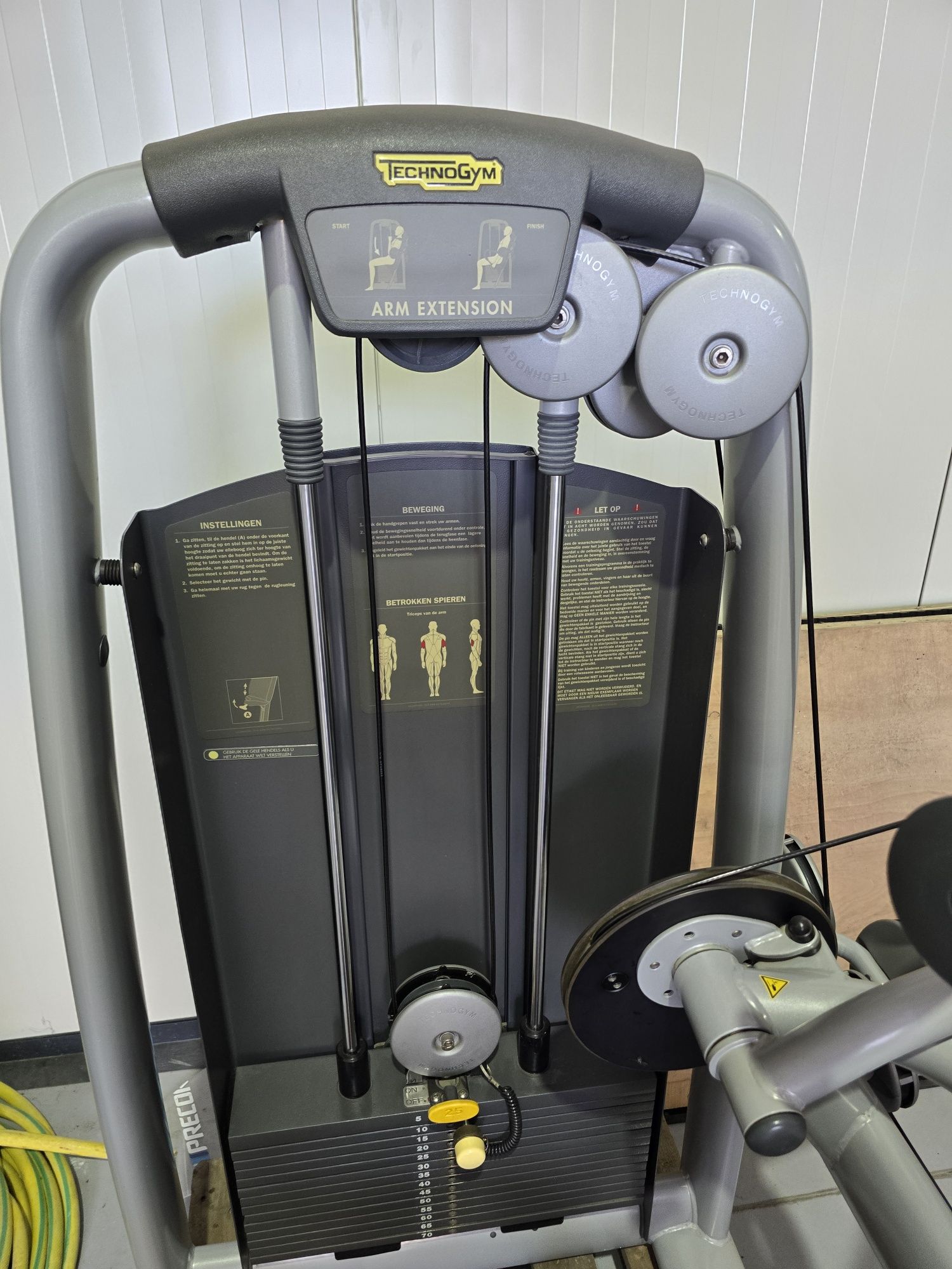 Technogym triceps mashine машина за трицепс на техноджим