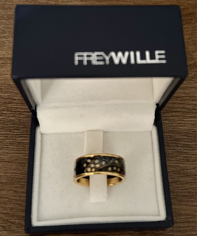 Красивое кольцо от “FreyWille”