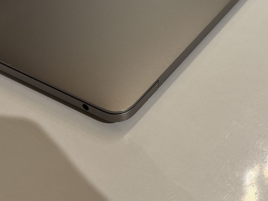 Apple MacBook Pro 13 inch 2.3GHz 128gb 2017