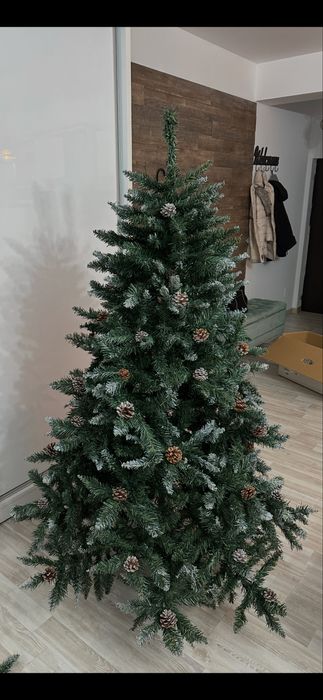 Brad artificial efect nins cu conuri